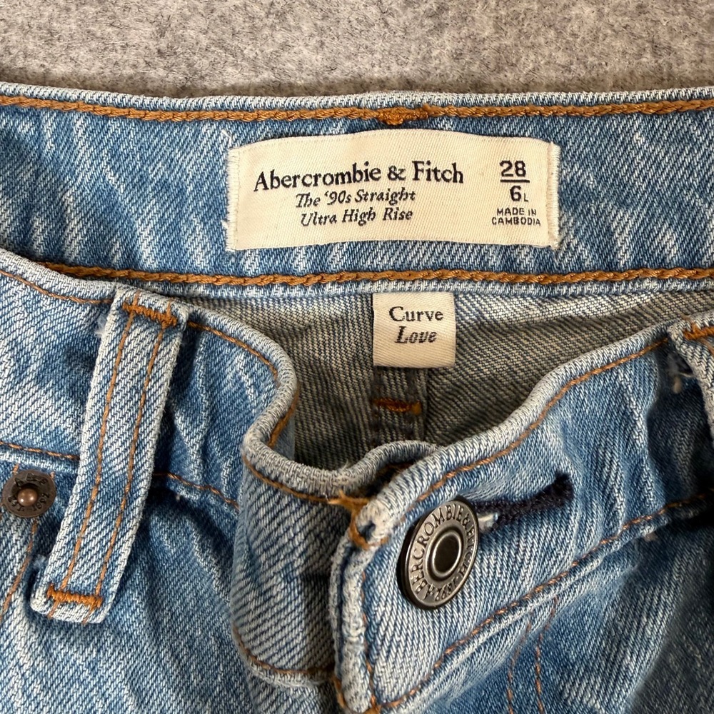 Abercrombie & Fitch Curve Love 90s Straight Ultra High Rise Jeans Light 28 6L - Picture 4 of 11